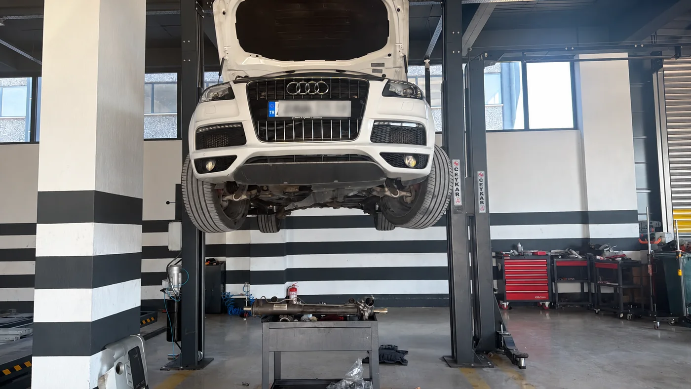 Yeni servis binasında lift üzerinde bulunan araç ve çalışma alanı