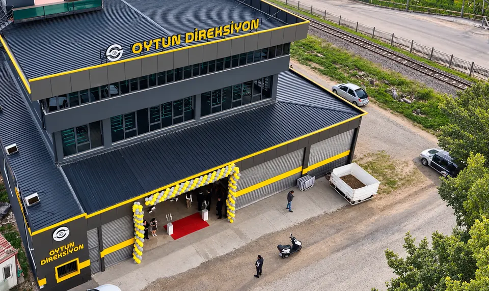 Oytun Direksiyon yeni servis binasının drone çekimi, sarı tabelası ve servis girişleri